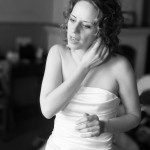 le photgraphe saisie la mari&eacute;e en train d'ajuster sa boucle d'oreille