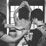 les t&eacute;moins s'activent &agrave; la fermeture de la robe de la mari&eacute;e