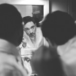 moment de vie entre le futur mari&eacute; se recoiffant dans la glace avec son t&eacute;moin