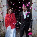 sortie de la c&eacute;r&eacute;monie sous les p&eacute;tales de fleurs