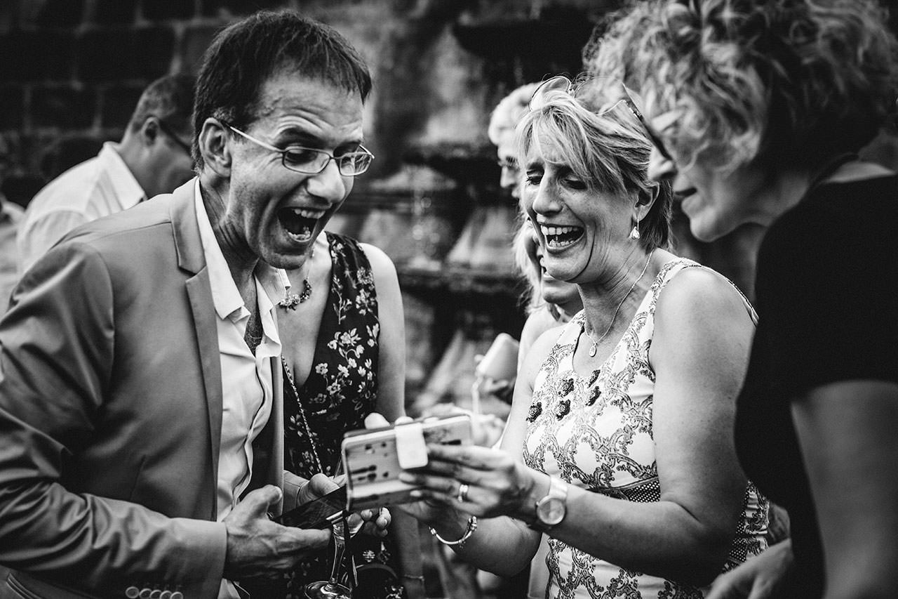 18-eclats-de-rires-pendant-le-vin-dhonneur