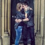 couple qui s'enlasse