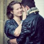 la fiancée sourit