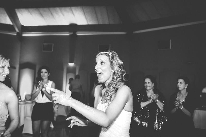 la mariée bourrée danse pendant la soirée