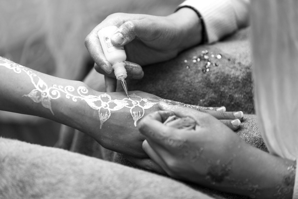 la mariée se fait tatouer au hennin