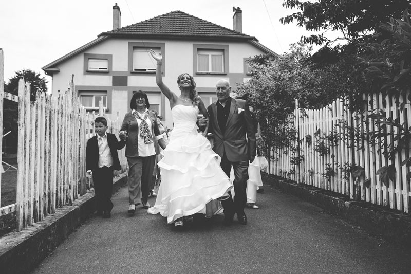 la mariée sort de son domicile accompagnée par ses proches