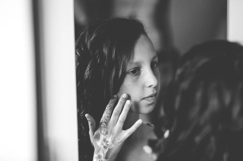la petite fille se regarde dans le mirroir