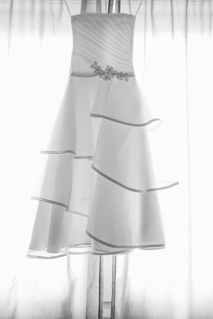 la robe de la mariée photographiée devant la fenêtre