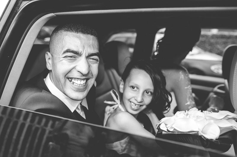 la voiture démarre et ouvre le cortège