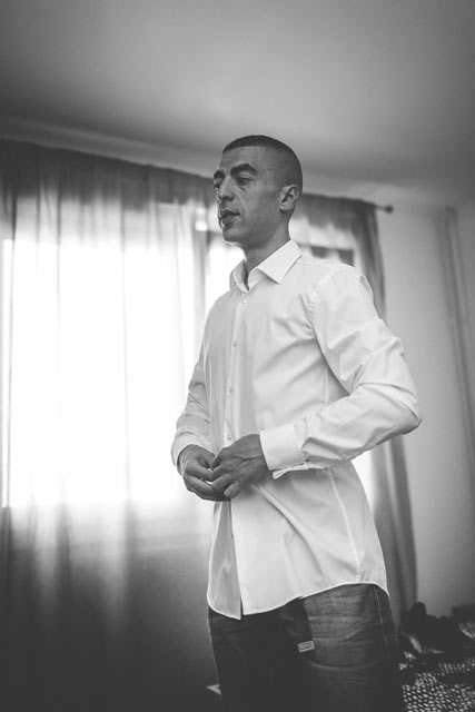 le marié boutonne sa chemise
