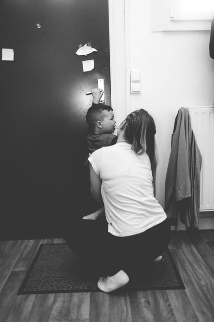 le petit garçon pique une colère pendant les préparatifs du mariage