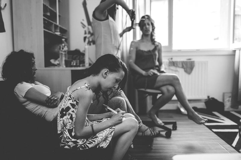le photographe capture la petite fille pendant qu'elle écrit une liste de course