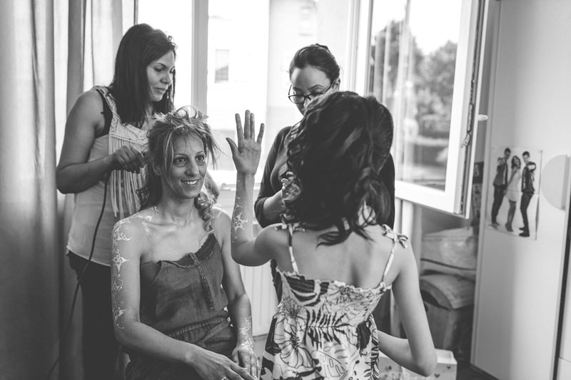 le photographe immortalise des moments de vie entre la mariée et sa fille