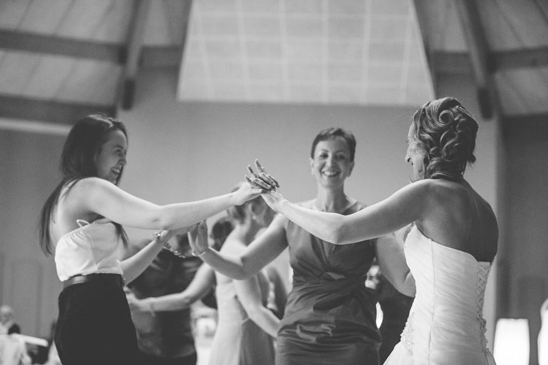 les amies s'amusent pendant le mariage