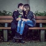 les fiancés assis sur un banc