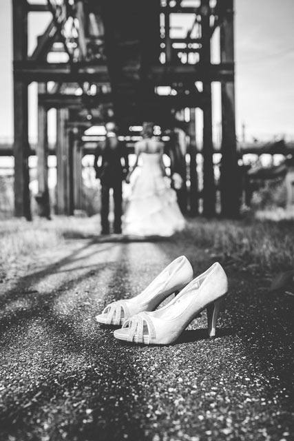 photo de couple originale avec les chaussures au premier plan