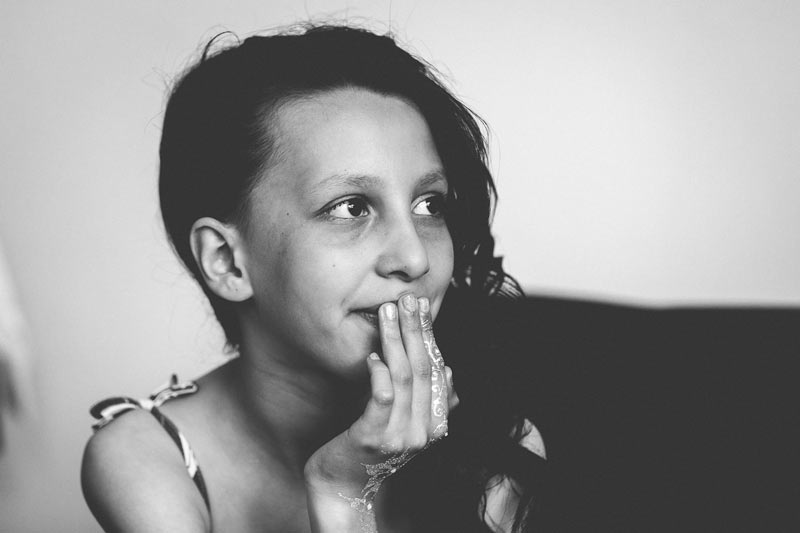 une petite fille admire sa maman pendant les préparatifs du mariage