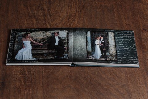 livre de mariage ouvert sur une table