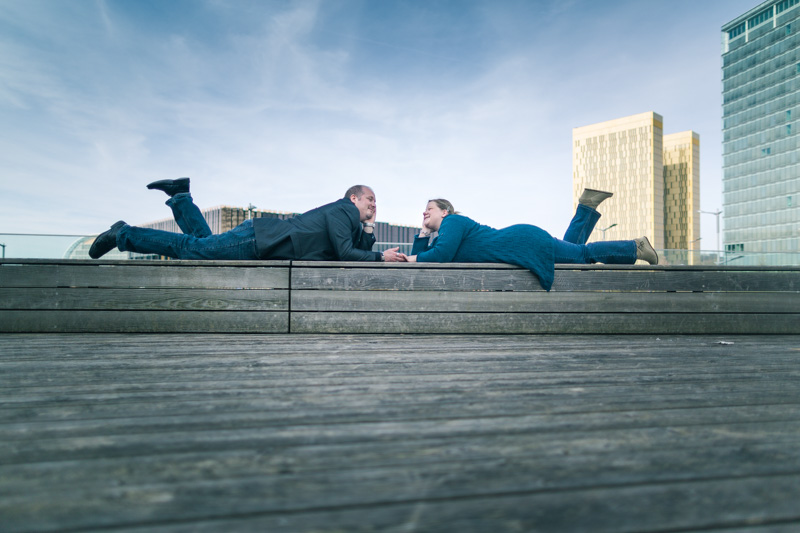 couple allongé sur un banc au kirchberg