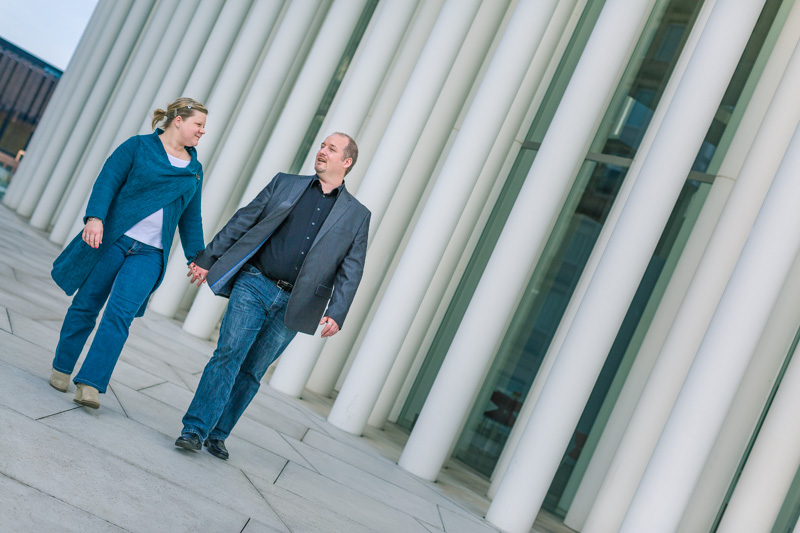couple marchant main dans la main au philharmonie du luxembourg