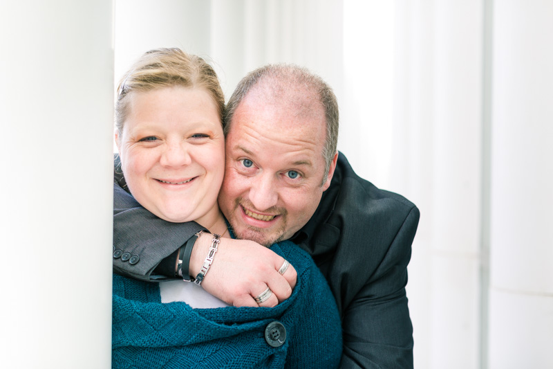 portrait de couple regardant le photographe