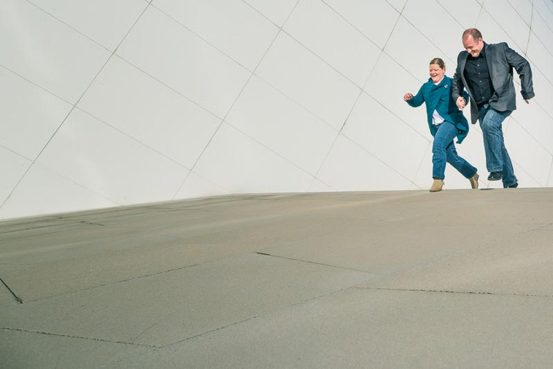 un couple court devant le philharmonie