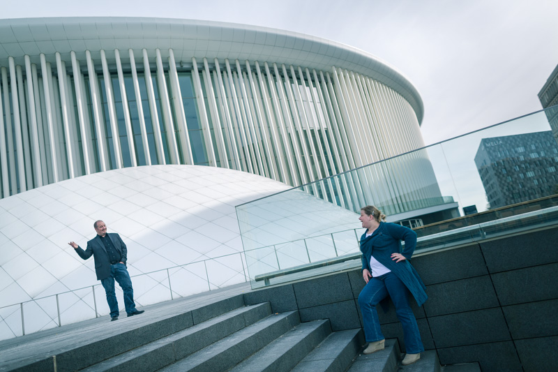 un couple de fiançés devant le philharmonie du luxembourg