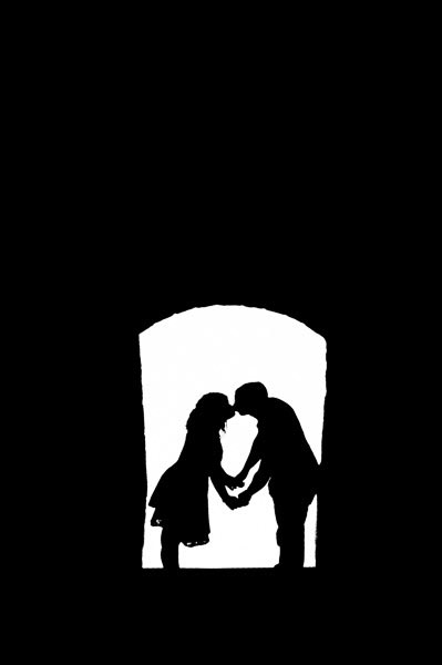 silhouette d'un couple s'embrassant