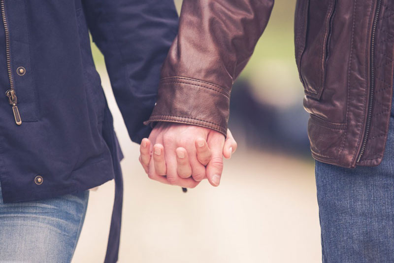 le photographe a zoomé sur les mains des amoureux