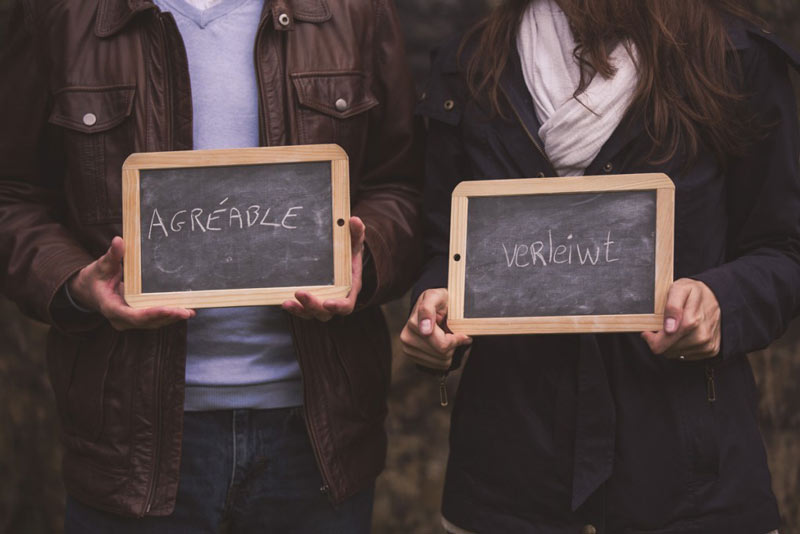le photographe fait poser avec des ardoises à message