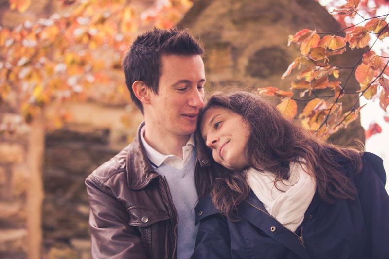 photo de couple devant un arbre en automne