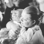 la mariée embrasse sa petite fille