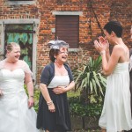 fou rire capté par le photographe de mariage lors des photos de groupe