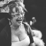 belle-maman éclate de rire pendant la cérémonie sous l'oeil du phtographe
