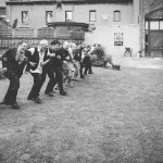 le photographe demande aux hommes de courir comme dans braveheart