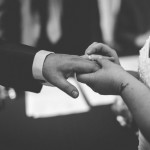 le photographe saisit l'instant où les mariés se passent la bague au doigt