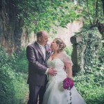 les mariés posent pour le photographe