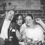 photo de gens faisant les clowns pendant le mariage