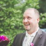 sourire du marié découvrant sa femme en robe de mariée