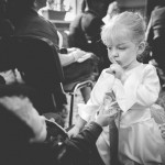 une petite fille fait signe à un bébé de se taire