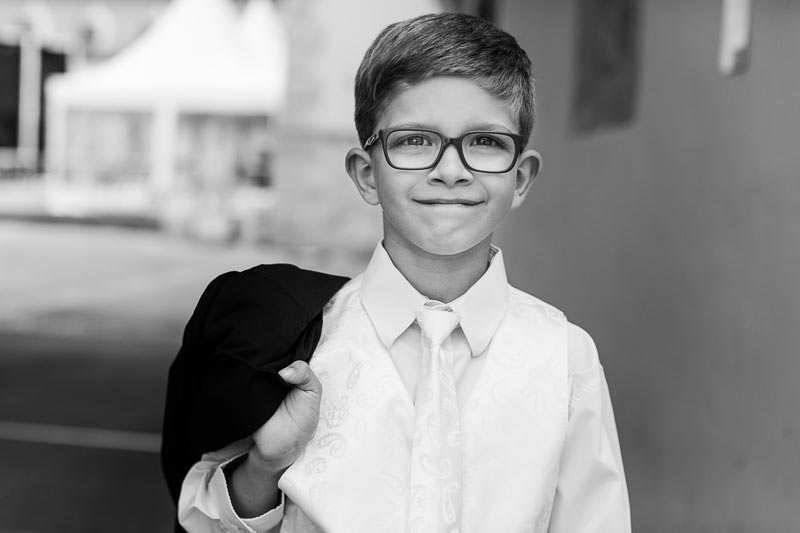 le petit garcon sourit au photographe