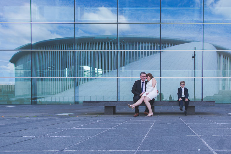 le photographe a choisit de capturer la reflection du philharmonie dans la baie vitrée