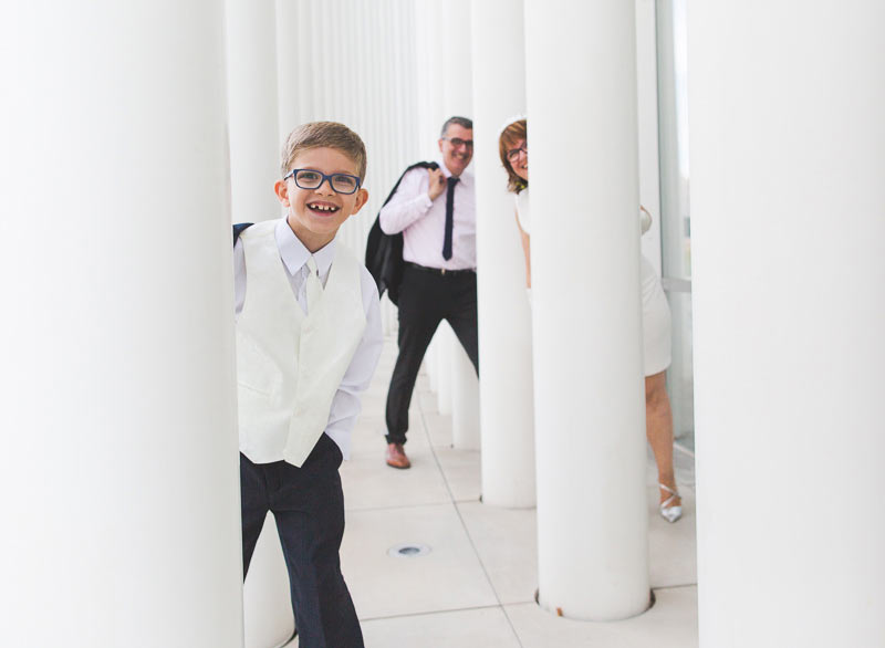 le photographe fait jouer la famille entre les colonnes du philharmonie