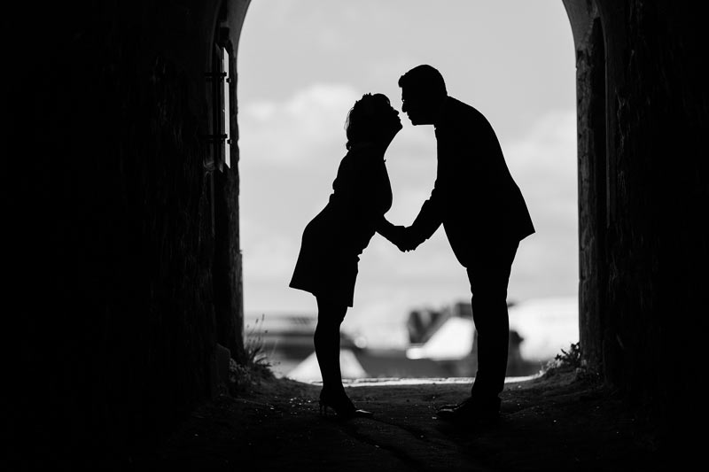 le photographe réalise une silhouette d'un couple s'embrassant