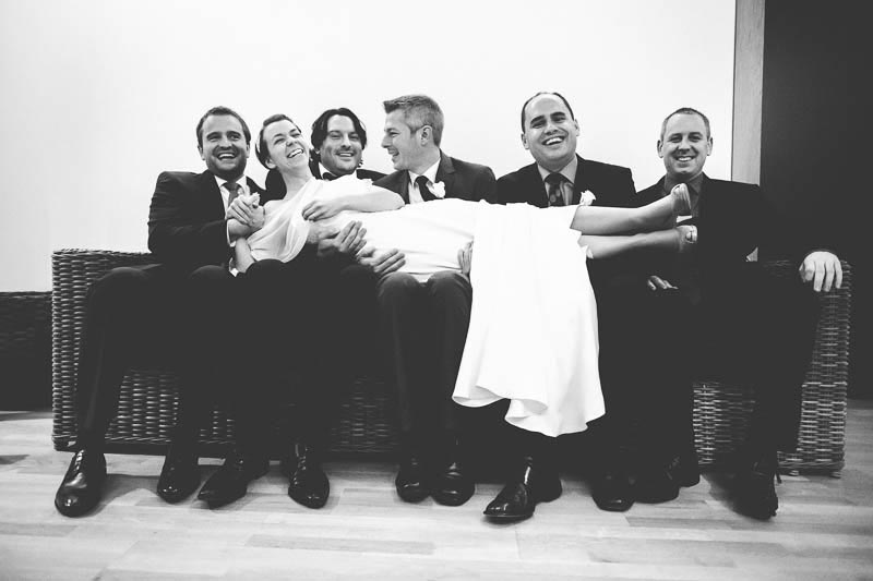 la mariee est portee par les hommes pour une photo rigolote