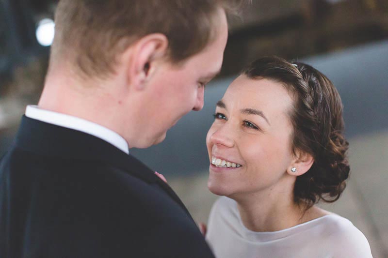 la mariee sourit a son amoureux