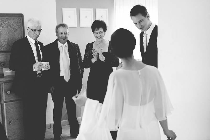 le photographe capte le moment ou les invites decouvre la mariee