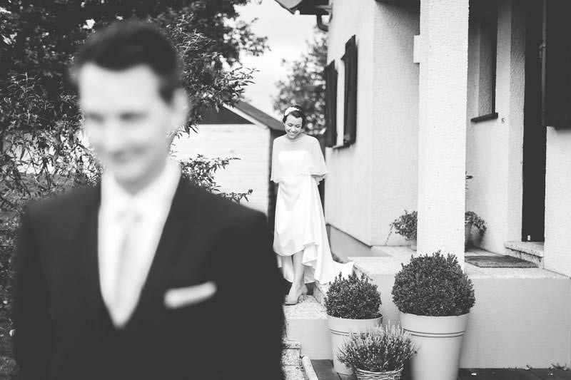 le photographe organise une rencontre entre les maries