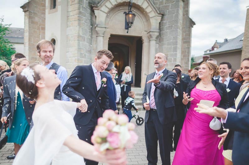 les maries felicites par leurs invites