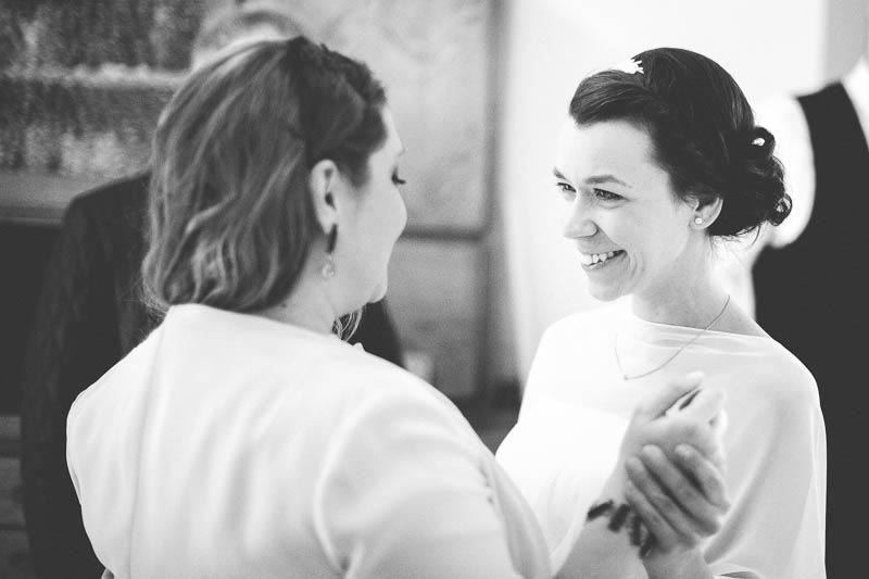 moment d-emotion entre la mariee et sa temoin